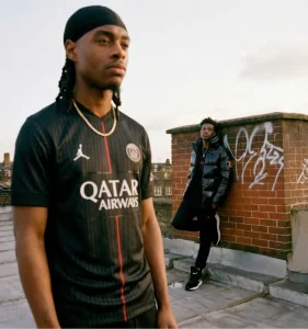 mannequin IA sportswear maillot football contexte urbain