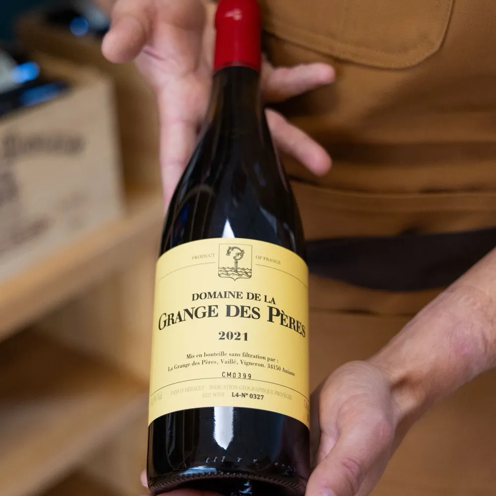 Bouteille Domaine de la Grange des Pères 2021 présentée en main à La Cave Nectar