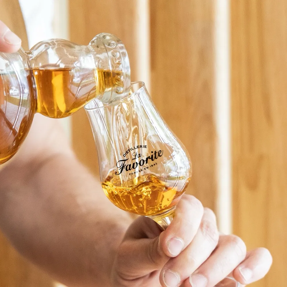 Service d'un rhum dans un verre de dégustation à La Cave Nectar