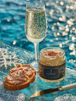 Visuel IA food : pot de tartinade Parfait, toast et coupe de champagne au bord d'une piscine